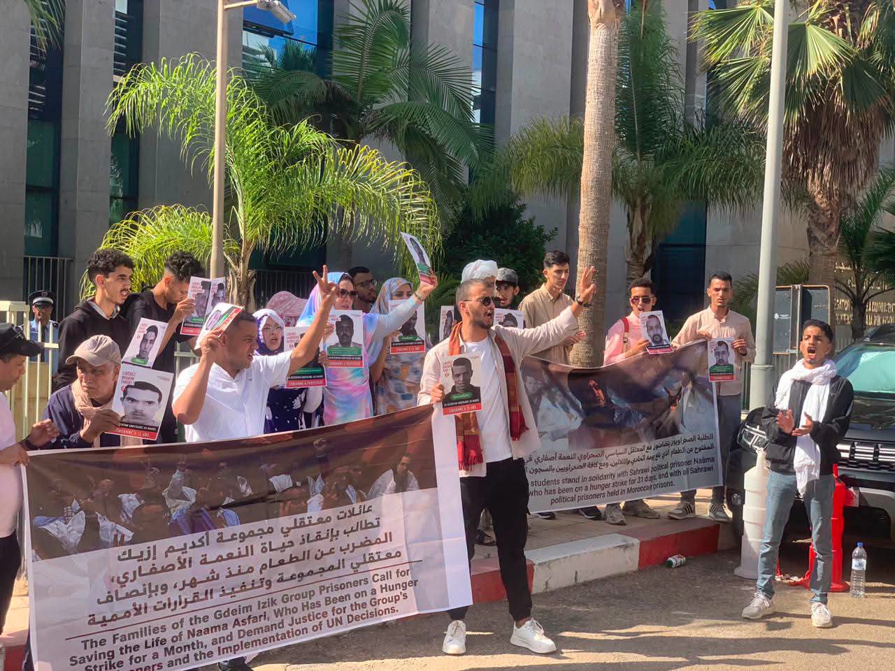 بالصور : وقفة إحتجاجية قلب العاصمة المغربية الرباط متضامنة مع أسود ملحمة أكديم إزيك المجيد، وعائلات الأسرى يحملون إدارة الإحتلال المغربي المسؤولية عن حياة أبنائهم.